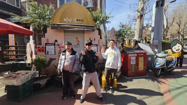 비단길 현대시장 앞에서 찰칵