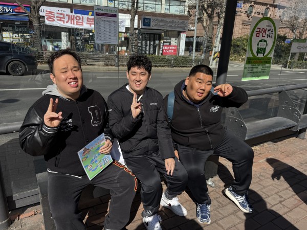 버스정류장에 앉아있는 모습