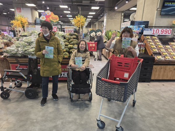 마트에서 장 보는 모습