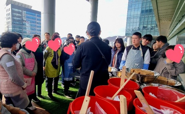 장담그는 순서에 대해 전지하게 설명을 듣고 있어요