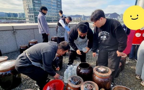 준비된 독에 생수를 붓고 있어요