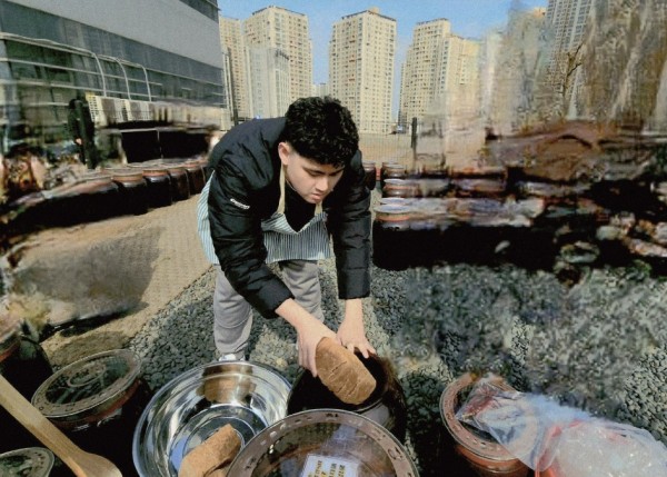 투명한 소금 물에 메주를 담가 주어요