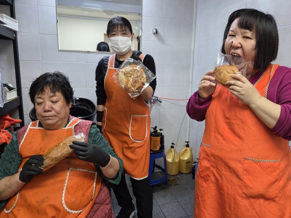 샴푸 봉사를 해주시는 봉사자의 모습