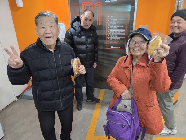 미용을 마치고 환하게 웃고있는 이용인들의 모습