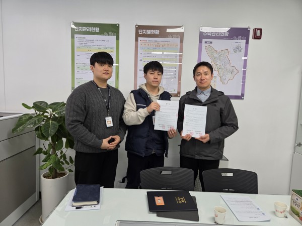 작업치료사, 특수체육교사, 금천주거안심종합센터 센터장님이 함께 협약서를 들고 있다