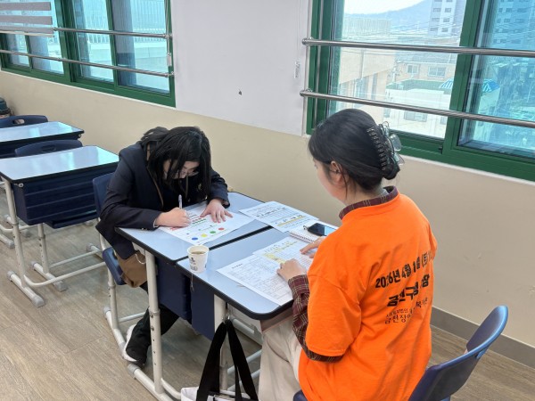 1학년 학생이 직업 평가를 실시하는 모습