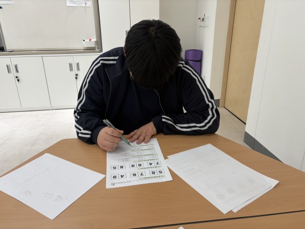 학생이 직업 상담지에 직접 작성하는 모습