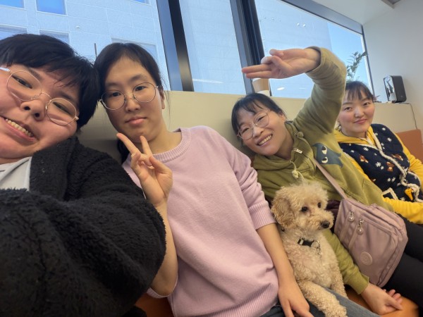 애견카페를 이용하는 A조와 강아지의 모습