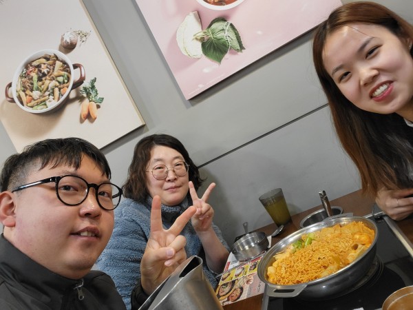 함께 떡볶이를 먹는 모습