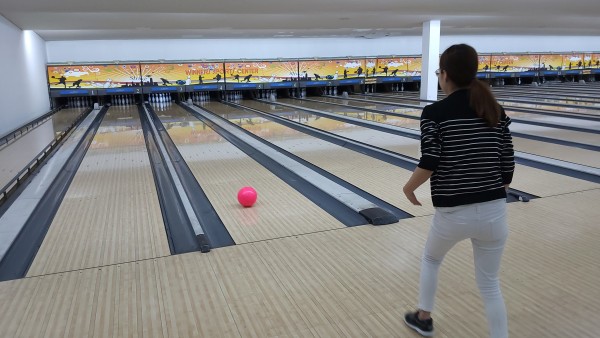 볼링장을 이용하는 모습