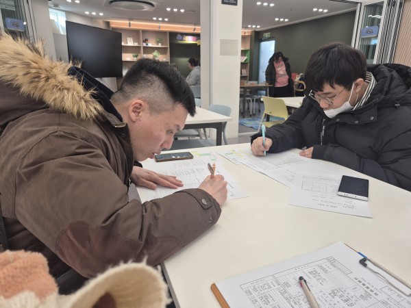 취업전교육을 통해 모의면접 연습을 진행하는 사진