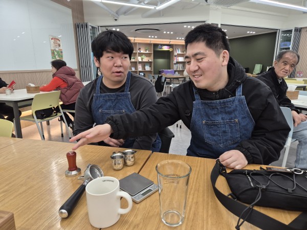 에스프레소 추출 도구를 활용한 이론교육 진행