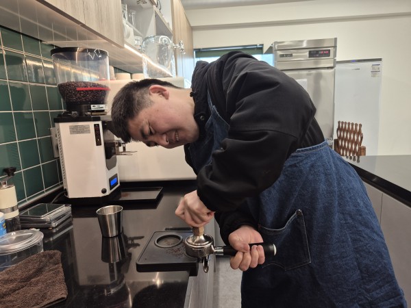 템퍼로 포터필터를 누르는 모습