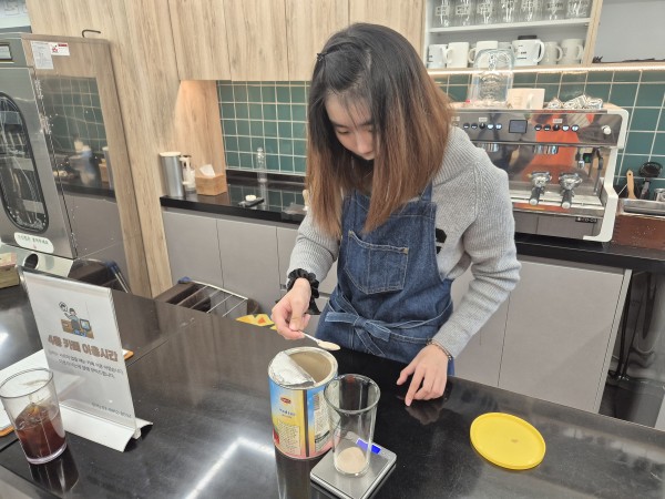 아이스티를 저울을 통해 계량하는 모습