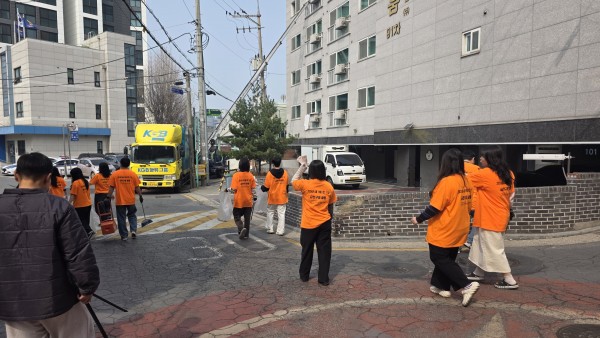 쓰레기가 있는 장소 찾고 있는 모습