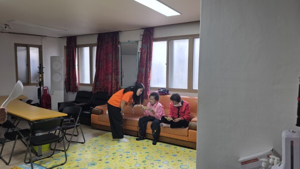 경로당 어르신께 장애인의 날 행사 홍보하는 모습