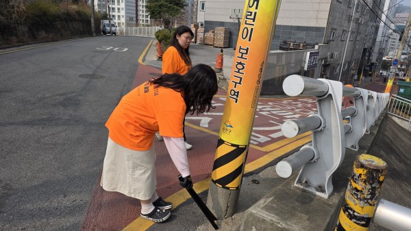 전봇대에 버려져 있는 쓰레기 줍는 모습