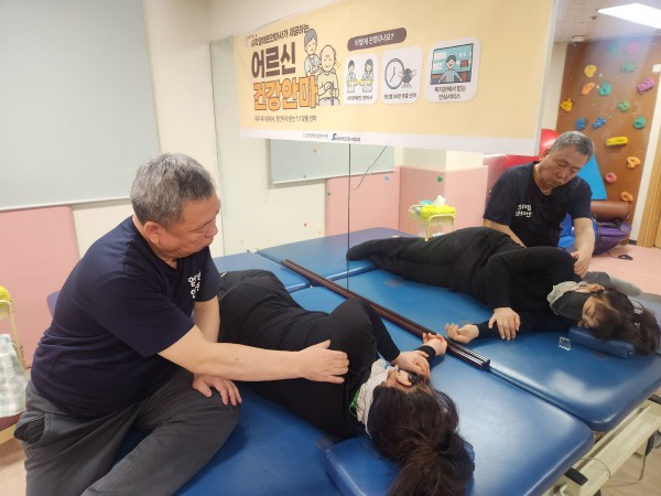 통증이 있는 곳을 찾는모습