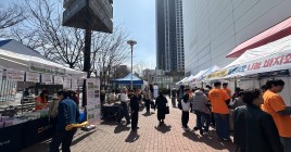 바자회를 진행하고 있는 모습