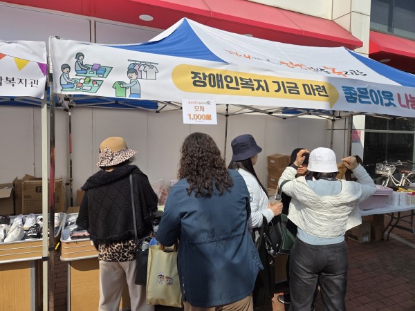 물건을 팔고 있는 모습