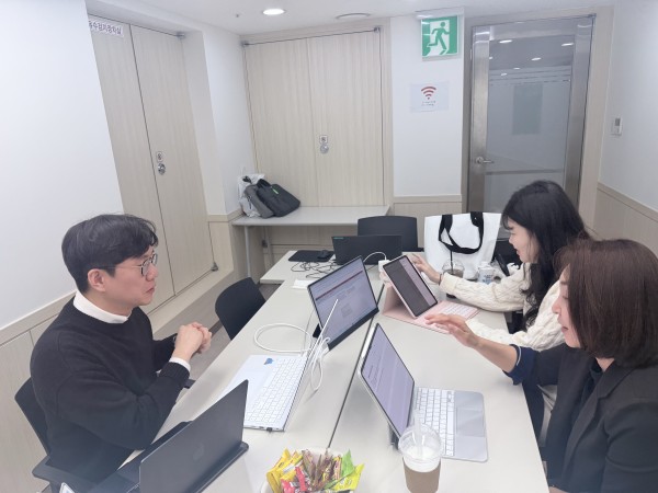 사업 운영 내용에 대해 점검 받고 교육을 받고 있는 모습