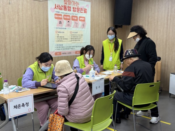 접수와 체온측정 진행하는 모습