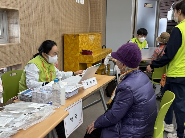 약처방 진행하는 모습