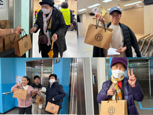 기념품 받고 만족해하는 이용인 모습