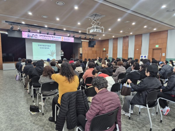 다양한 정보를 교육받는 모습