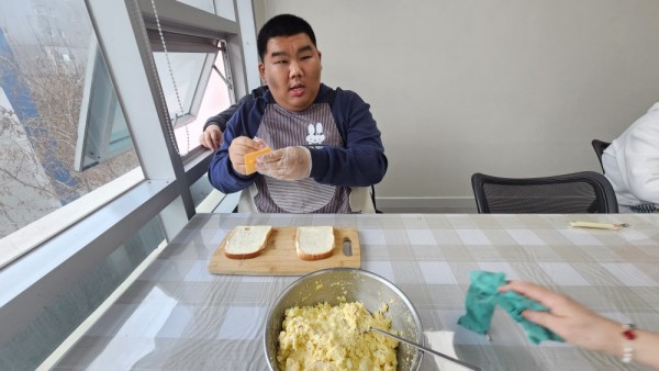 샌드위치 빵에 속재료를 발라요