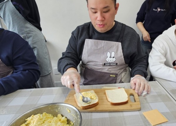 치즈를 까서 빵속에 올려요