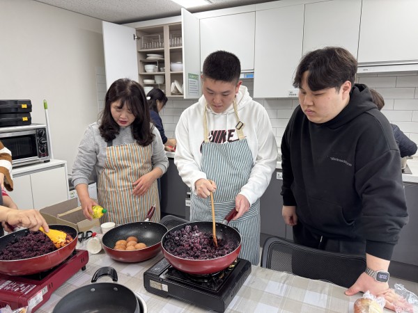 블루베리를 저어주며 끓여요