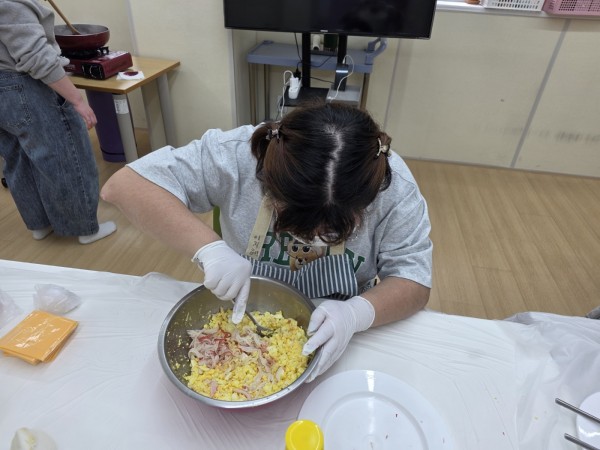 샌드위 속을 골고루 비벼줘요