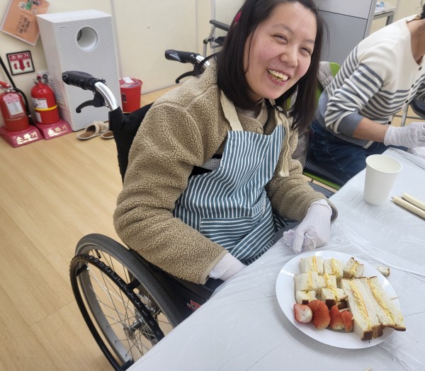 완성된 요리를 보며 웃고 있어요