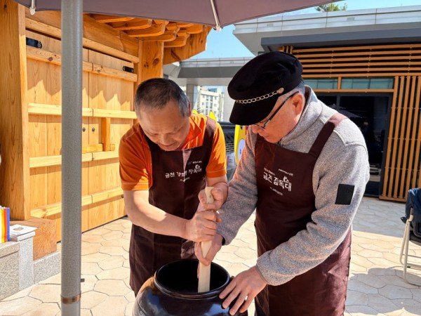 항아리에 소금이 녹아들게 젓고 있어요