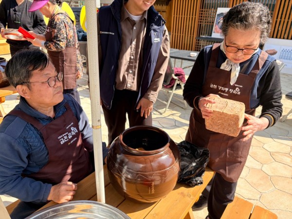 항아리에 들어갈 메주를 확인하고 있어요