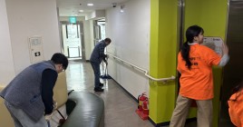 일자리분들과 복도를 청소하는 모습