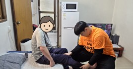 치료사가 이용인의 관절가동범위를 확인하고 있다