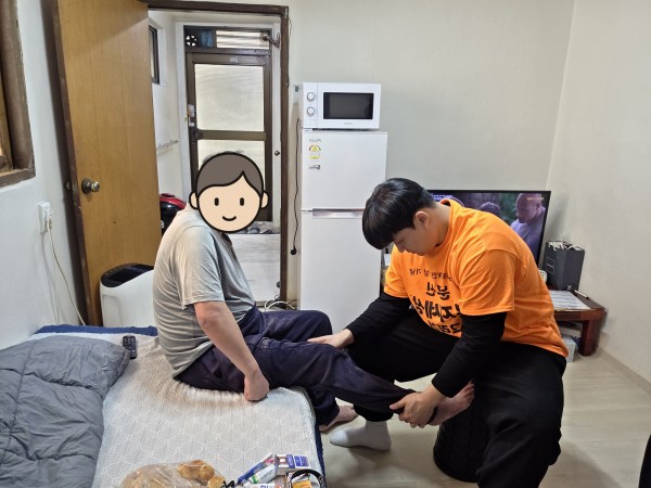 치료사가 이용인의 관절가동범위를 확인하고 있다