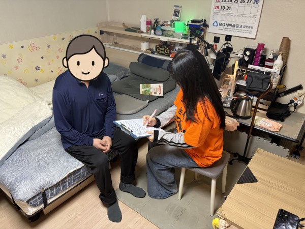 사회복지사 선생님과 상담을 나누고 있다