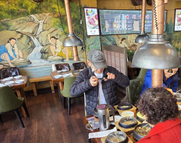 맛있는 식사를 사진찍는 이용인의 모습