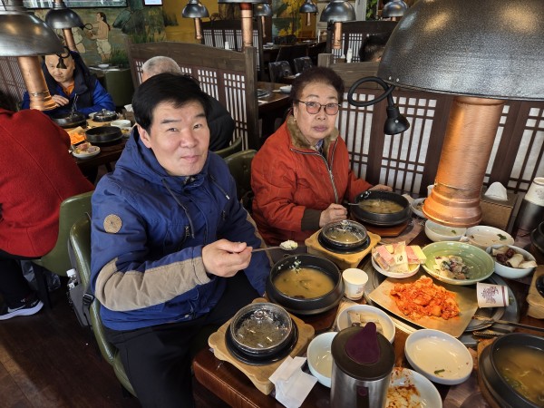 맛있게 식사를 하는 이용인의 모습