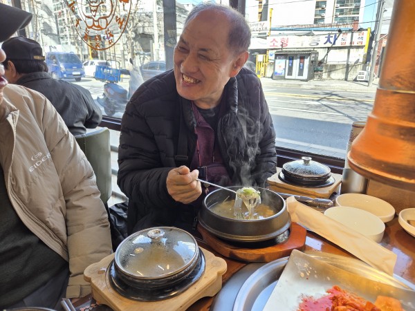 웃으며 대화를 하는 이용인의 모습