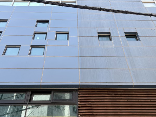 외벽청소를 한 곳과 하지 않은 곳 비교 사진