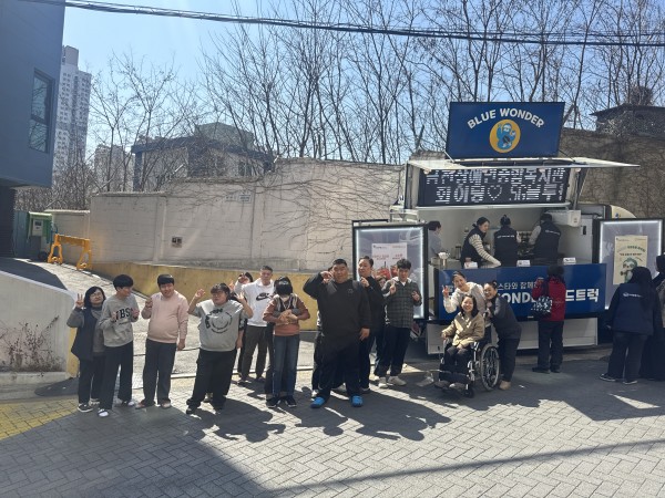 커피차 앞에서 멋진 포즈로 찰칵!