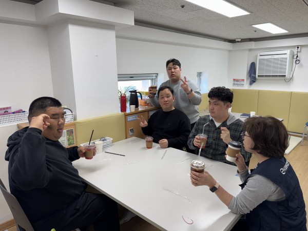 맛있는 음료를 마시며 행복한 순간을 찰칵