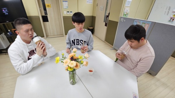 여유로운 분위기 속에서 차 한 잔을 즐기는 시간