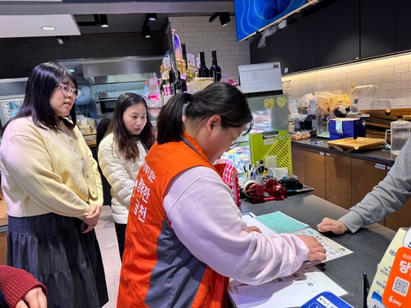 의사소통판을 활용해 음료를 주문하는 모습