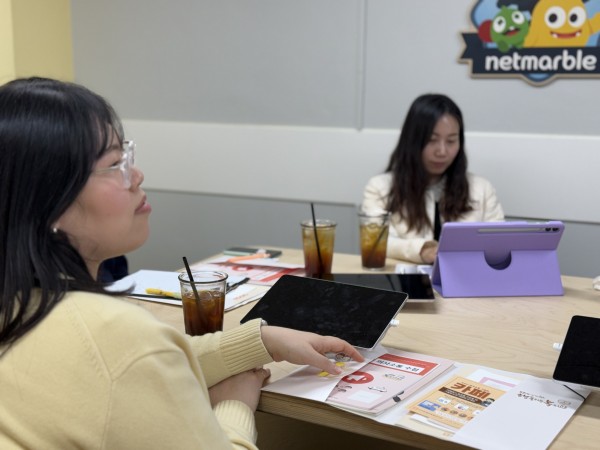 담당자의 이야기를 필기하는 모습