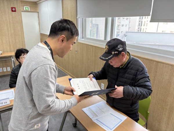 위촉장을 전달하는 모습